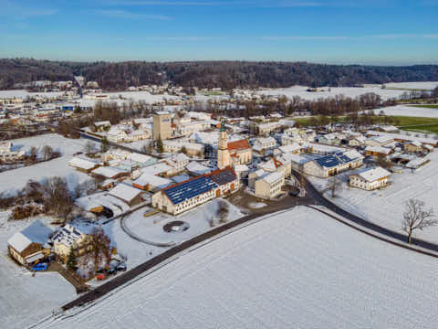 Gemeinde Erharting Landkreis Mühldorf Ortsansicht im Winter (Dirschl Johann) Deutschland MÜ